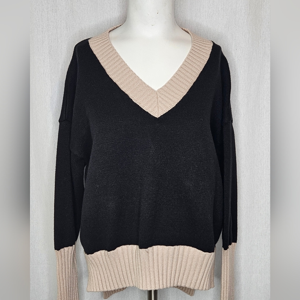 entro Black and Cream V-Neck Knit High-Low Sweater Size M
